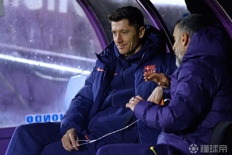 RAC1：巴萨将向莱万提供一份低薪合同，头号目标是阿尔瓦雷斯